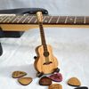 guitar-holder-with-pick