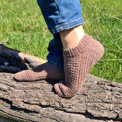 brown feminine sneaker socks, knitted patterned low-cut socks, textured sporty ankle socklets