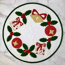 christmas wreath table topper - pdf quilt pattern