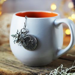 tea ball infuser for loose leaf tea, reusable tea strainer for herbal tea, bee charm tea steeper, bee pendant tea