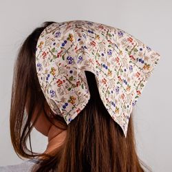 beige cottagecore hair bandana. 90s cotton triangle head scarf. wild berries print kerchief.