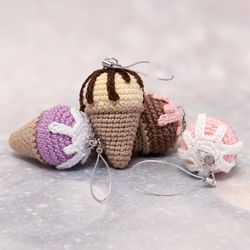 a souvenir made by hand.key rings in the form of an ice cream cone.toy ice cream knitted from threads.suspension on bags