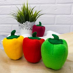 felt play food, felt pepper, green rot yellow pepper, fake food, pretend play kitchen, montessori toys, felt toys