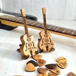 wooden guitar pick holder for personalized gift, gibson guitar pick box, guitar picks case with stand