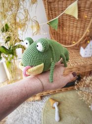 amigurumi lizard crochet pattern. amigurumi reptile crochet pattern. amigurumi chameleon crochet pattern.