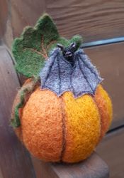 digital tutorial felted pumpkin pattern, pumpkin tutorial, diy felted pumpkin with bat pdf, halloween pumpkin pattern