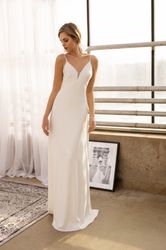 romanric simple wedding dress. sleep bridal gown. light open back dress.