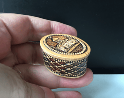 birch bark box with church on the lid and sidewall, 2.5 cm high