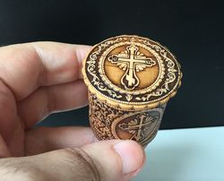 round birch bark box with crosses on the lid and sidewall, 4.2 cm high