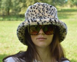 faux fur bucket hat in leopard print. fashion hat with animal print cheetah. cute fluffy hat for women. fuzzy, furry hat