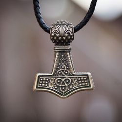 mjolnir thor hammer pendant. massive viking scandinavian necklace. replica. pagan mascot. man present. heavy jewelry