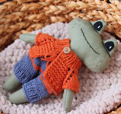 linen frog doll, stuffed linen frog with clothes, soft animal toy with embroidery, gift for frog lovers, green frog