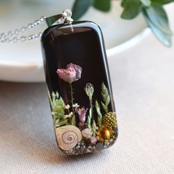 real poppy pendant. dried poppies pendant. flowers in resin.