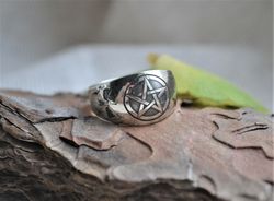 witch ring with pentagram and skull.  inverted pentagram ring. wiccan skull ring.  occult ring. pentagram ring
