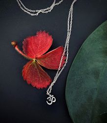 om necklace white gold