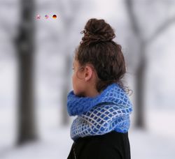 reversible infinity scarf. crochet pattern