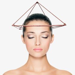 copper pyramid healing, meditation copper pyramid, copper pyramid on the head with a ring, reiki healing tool