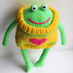 funny toad crochet, crazy frog, knitted frog in sweater, crochet green froggy, cute green frog in clothes, crochet toad