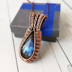 labradorite pendant. wire wrapped copper necklace with labradorite.