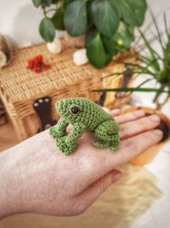 small tree frog toy crochet green. realistic frog. miniature tree frog toy for gift. small figurine wildlife decor