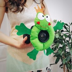 camera lens buddy queen frog shutter buddies photography accessory photographer helper camera accessory photo helper