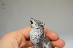 howling wolf figurine