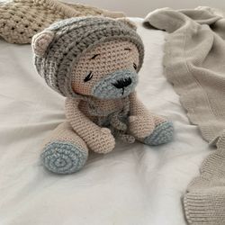 crochet pattern baby teddy bear bea bo with hat -  amigurumi instructions in german and english pdf