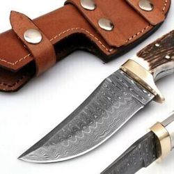 handmade damascus steel blade knife with stage/antler horn handle and leather sheath.