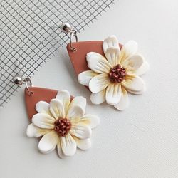 hand made summer earrings with white flowers. polymer clay lightweight earrings. large drop earrings.