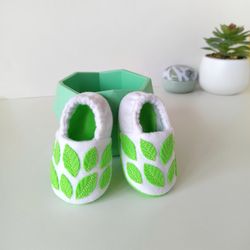 newborn shoes for photosessions and holidays baby white slippers bootie green leaves. baby shower and christening gift