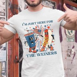 i'm just here for the wieners t-shirt, 4th july hot dog mug retro us flag print tee, patriotic tee for independence day