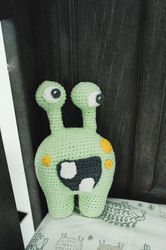 crochet  patterns  toys alien amigurumi in lion brand feels like butta - downloadable pdf downloadable pdf,