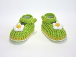 green crochet booties for baby girl, soft newborn shoes, gender reveal party gift, baby shower gift, new parents gift