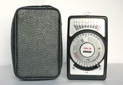 Revue S 130 light exposure meter with case working