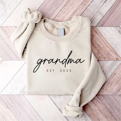 personalized grandma est 2023 sweatshirt, grandma sweater, new granny gift, gifts for grandma, grandma life sweater, hap