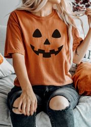 pumpkin face tee for women, cute spooky season clothing, funny jack o lantern t-shirt, halloween party