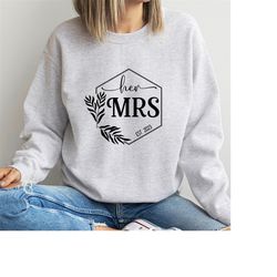 her mrs est 2023 couple sweater, couple jumper, partner pullover, group tees, engagement gift, wedding gift.