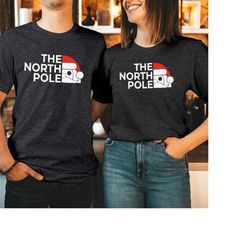 TSHIRT (5226) The NORTH POLE Santa Christmas T-Shirt Funny Xmas Lapland Gift for Men Womens Family Holidays Shirt