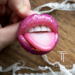 lips glitter brooch