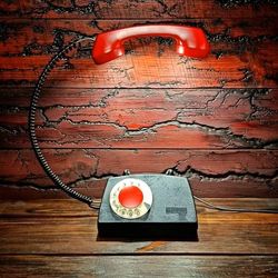 vintage glow: handmade retro phone-shaped table lamp – illuminate your space with originality