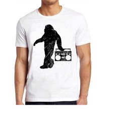 bigfoot 80s hip hop dj sasquatch stereo vinyl record funny meme gift tee gamer cult movie music  t shirt 732