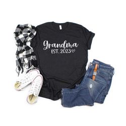 Grandma Est. 2023, Promoted To Grandma, Grandma Est 2022, Announcement Shirt, Grandma Shirt, Gift For Grandma, New Grandma, Gift For Mom