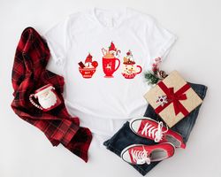 christmas coffee shirt, christmas coffee addict shirt, cozy season christmas tee, hot cocoa outfits, christmas coffee lo