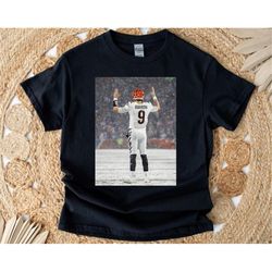 burrow celebrate in snow cincinnati football black tshirt, cincinnati football retro tshirt, american football shirt, gi