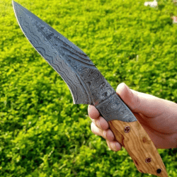 beautiful damascus steel hunting knife