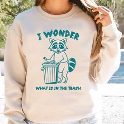 i wonder what is in the trash racoon sweatshirt, blanky mode