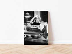 marilyn monroe reading newspaper famous movie actress print black & white retro vintage fashion photography canvas frame