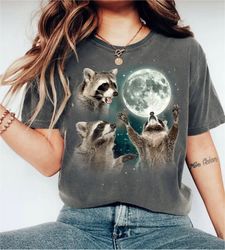 retro raccoon howling at the moon shirt, cute animals raccoon lover, funny raccoon with moon comfort colors shirt, racoo