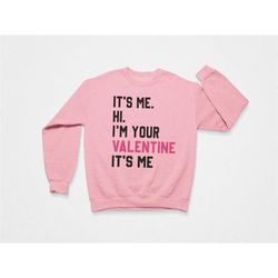 it's me hi i'm your valentine it's me shirt, love quote sweatshirt, heart valentines day sweatshirt, couple gift sweatsh