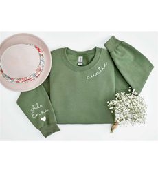 custom auntie sweatshirt with children name on sleeve,